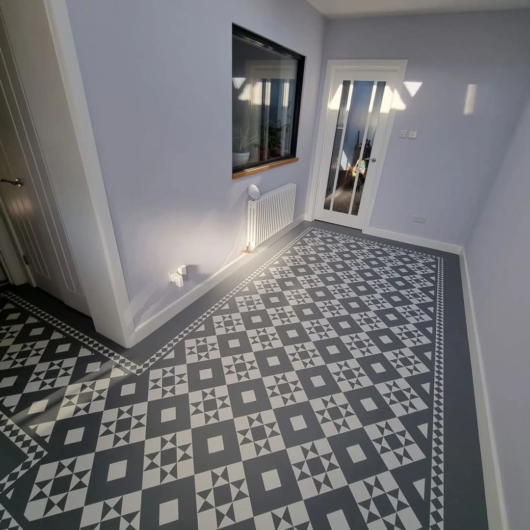 Victorian-pattern grey and white hallway floor