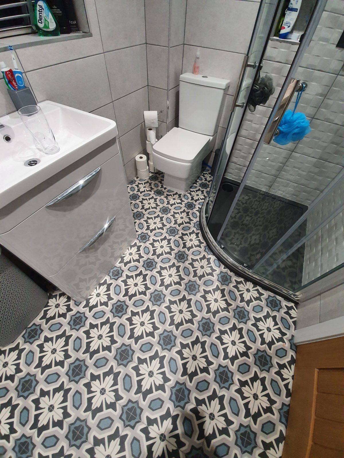 Blue patterned tile-effect floor in a bathroom