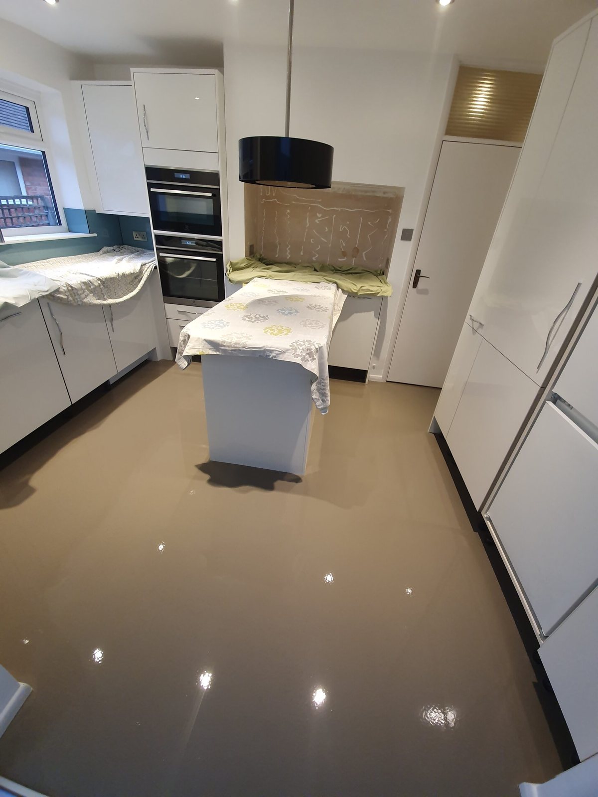 The same kitchen with a glossy grey floor fitted